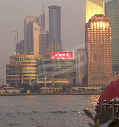 上海市正大（dà）廣場室（shì）外全彩（cǎi）色LED顯示屏