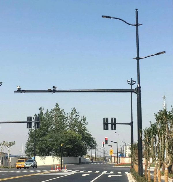 進博（bó）會周邊多（duō）杆合一路燈