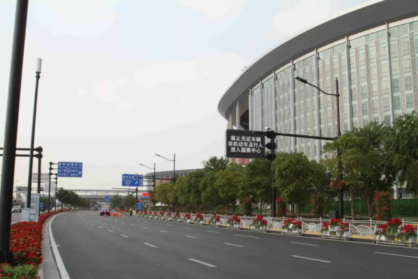 進口博覽會周邊道路多杆合一路燈