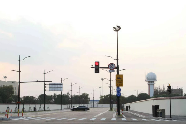 進口博覽會周邊道路多杆合一路燈