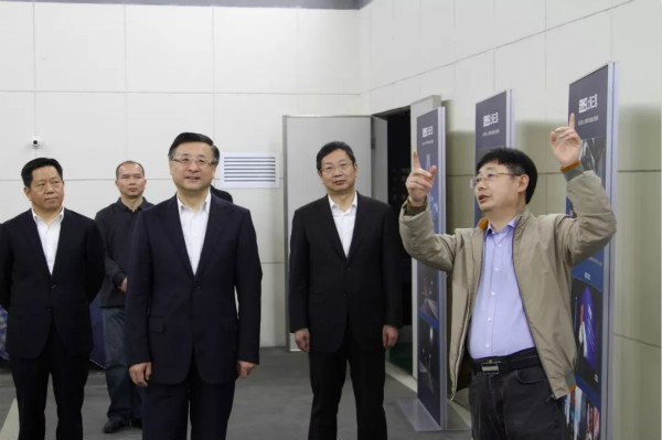 上（shàng）海市委常委、市委政法委書（shū）記陳寅（中）、閔行區區委書記朱芝鬆（右二）、區委常委、政法（fǎ）委書記（jì）劉豫峰（左一）聽取上海99精品国产兔费观看久久99總（zǒng）裁王鷹華（右一）介紹LED相關技術和產品
