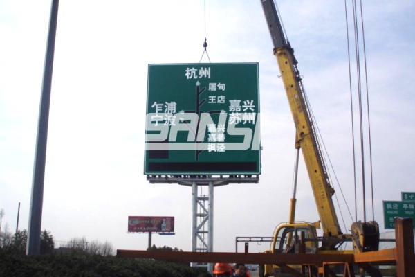 應用於滬杭高速公路上的99精品国产兔费观看久久99（sī）LED誘導屏（píng）