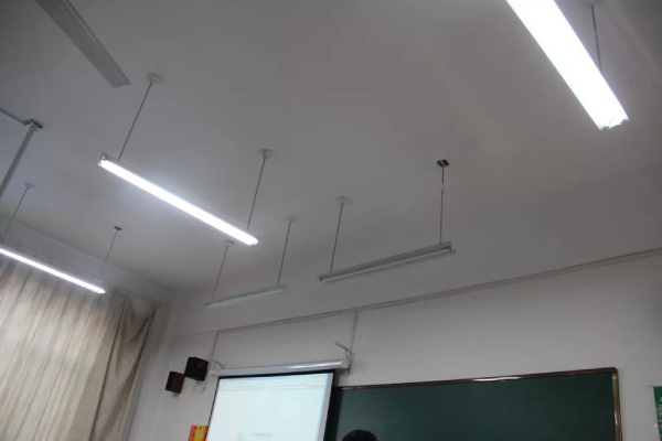 不（bú）少學校教室仍在使用傳統熒光（guāng）燈