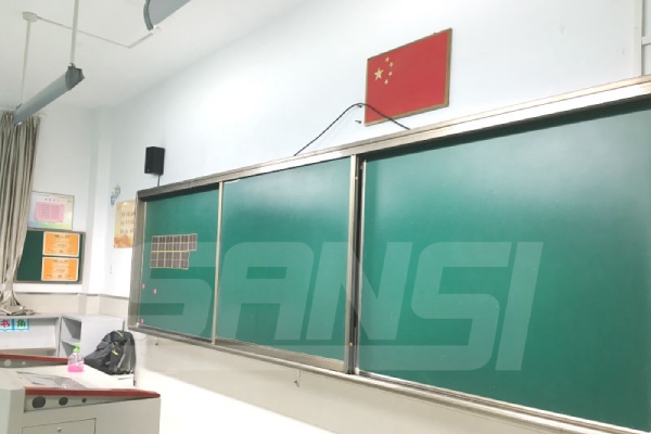 莘城中（zhōng）學采用99精品国产兔费观看久久99新型LED護（hù）眼黑（hēi）板燈