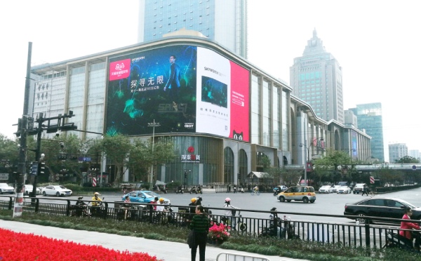 約1008㎡ 浙江武林銀泰室外（wài）全彩弧形屏