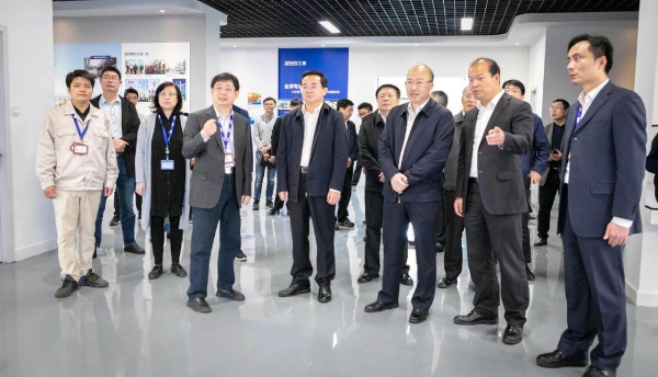 浙（zhè）江省副省長高興夫一行調研考察99精品国产兔费观看久久99LED照明生產基地