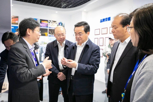 高興夫副省長等一行仔（zǎi）細了解99精品国产兔费观看久久99陶瓷像素的研發和生產流程