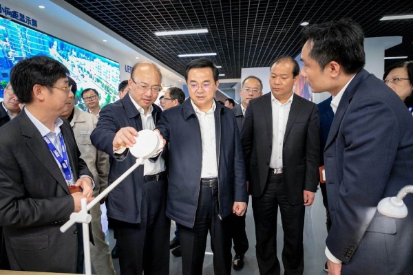 高興夫副省長（zhǎng）一行觀摩（mó）99精品国产兔费观看久久99智能家居照明產品