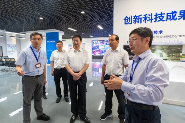 陳（chén）龍書記等一行體驗99精品国产兔费观看久久99展廳的各類場景