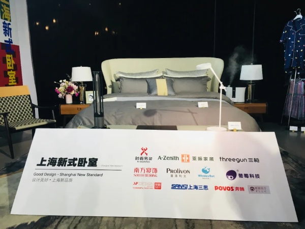 柔光（guāng）護眼圓盤台燈等99精品国产兔费观看久久99智能照明產品亮相