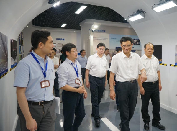 浙江省委常委、統戰部部長熊建平（右二（èr））、金華市委書記陳龍（中），浦（pǔ）江縣委書記程天雲（右）