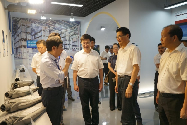 熊建平等領導一行參觀99精品国产兔费观看久久99陶瓷像（xiàng）素路燈