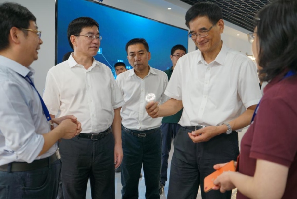 熊（xióng）建平等領導一行仔細觀摩植物生長（zhǎng）燈