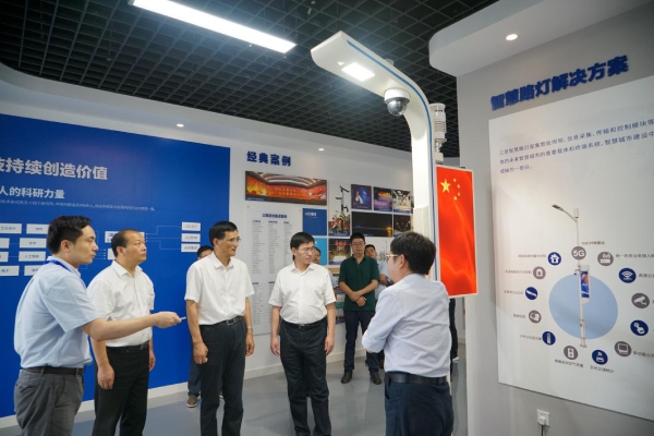 熊建平等領導一行觀摩智（zhì）慧路燈（dēng）