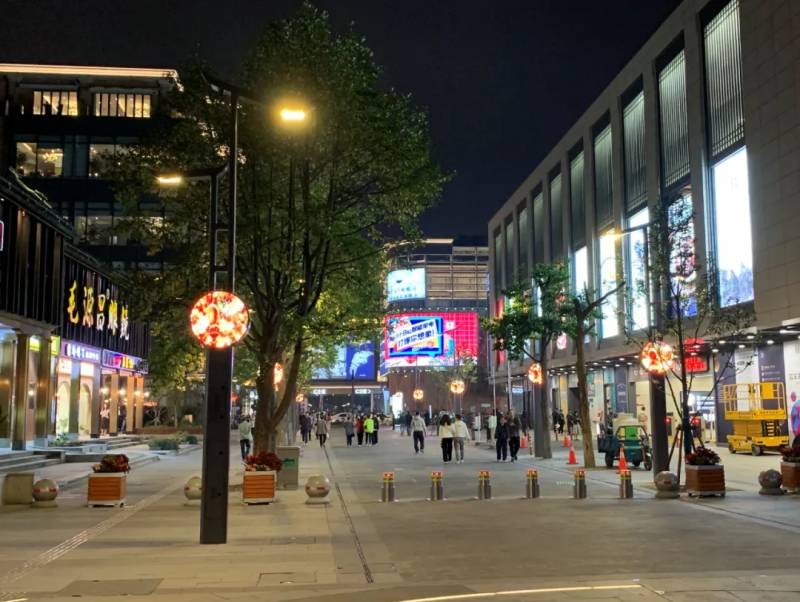 湖（hú）濱路智慧路燈實拍