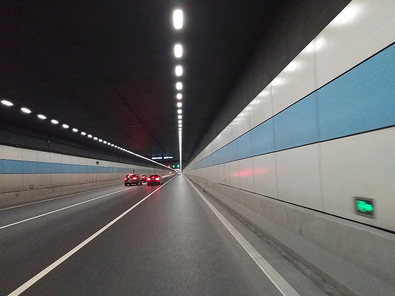 公路（lù）隧道的區域燈具布置（zhì）