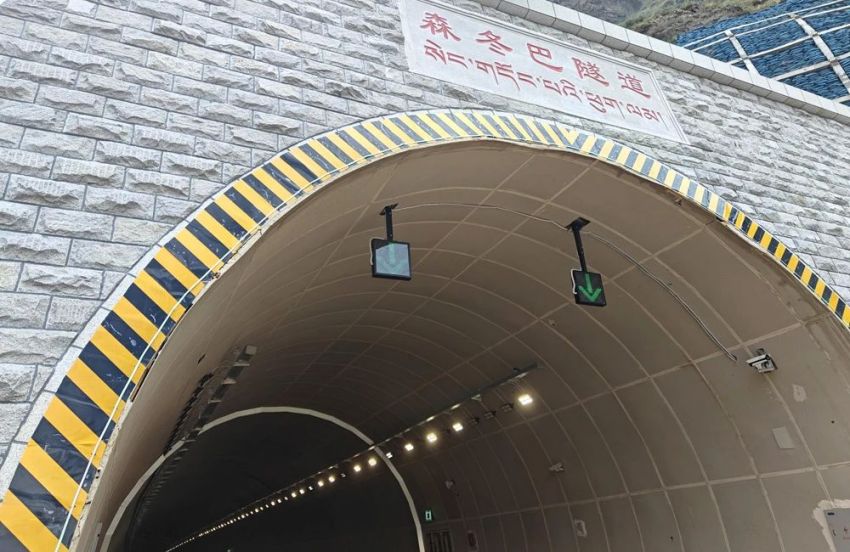 海拔超4000米,99精品国产兔费观看久久99,14000餘套陶（táo）瓷隧道燈,點亮西（xī）藏重點高速隧（suì）道（dào）